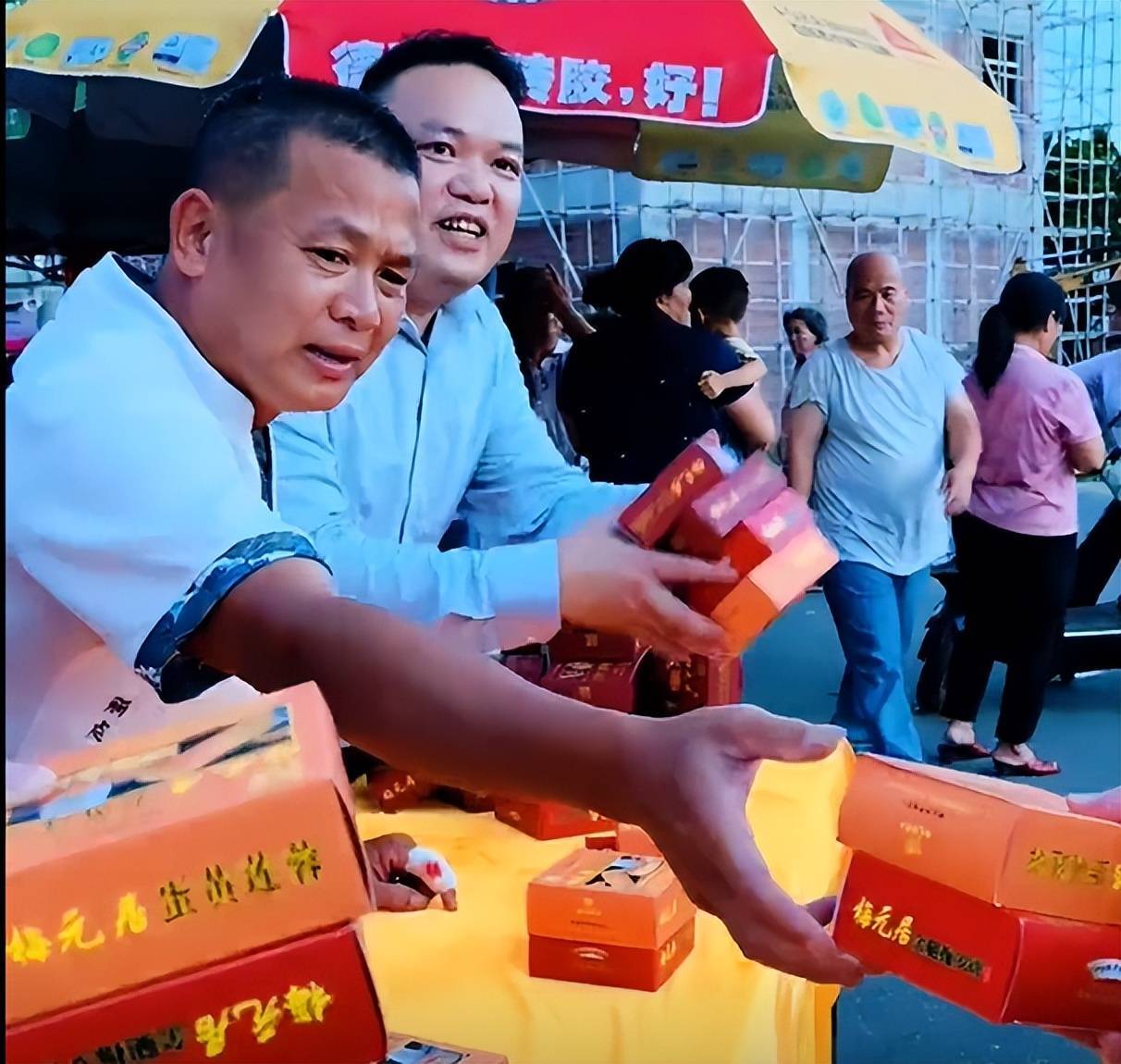 爷也在摊位, 给游客们送, 也很重要 爷也在摊位, 给游客们送, 也很重要